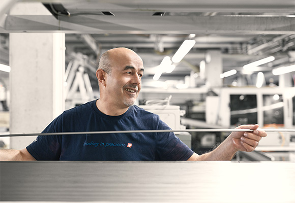 Mitarbeiter lachend an der Arbeit