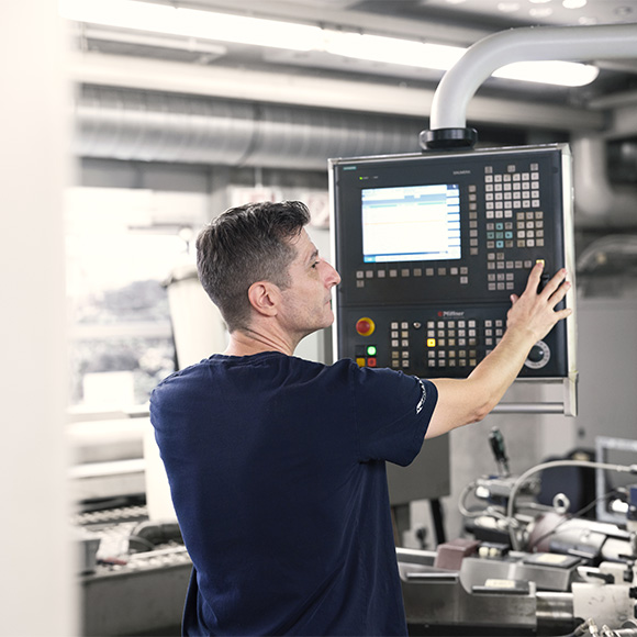 Mitarbeiter an Maschine
