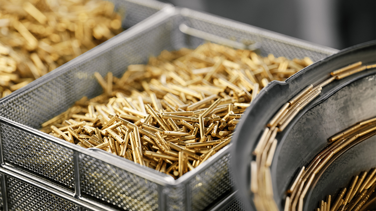 Metallkorb mit goldenen Drehteilen