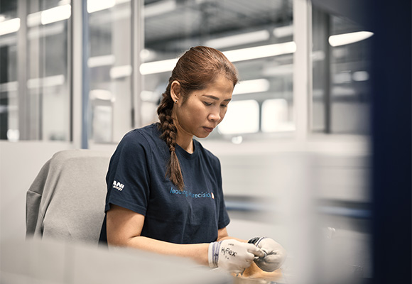 Mitarbeiterin von Häni bei der Arbeit